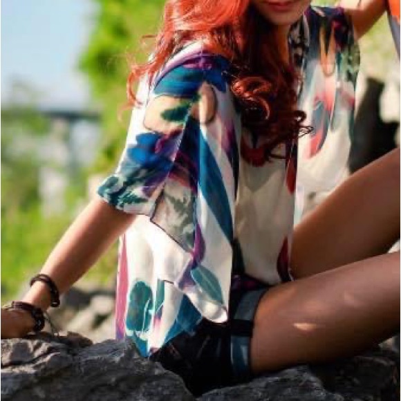 Multi-colored poncho-like blouse - Picture 2 of 5